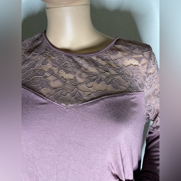 𝅺torrid size 1 Super Soft Lace Inset Bell Sleeve Top - Picture 4 of 6